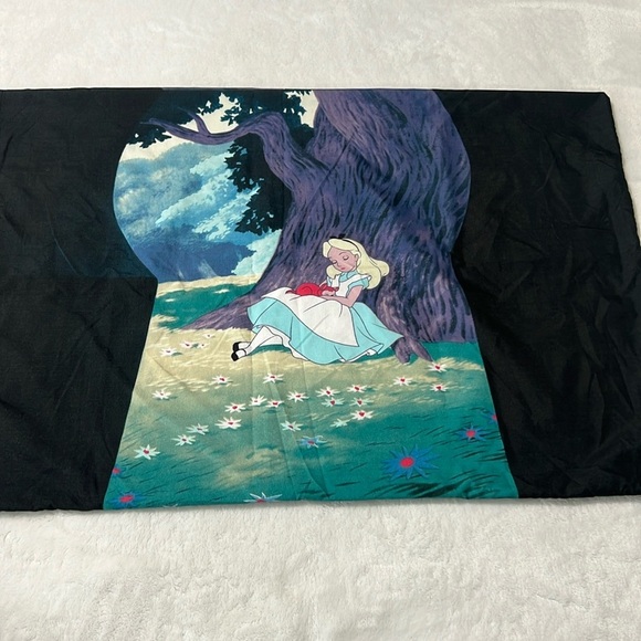 Vintage Disney Alice in Wonderland Pillowcase Set — Black Keyhole — Set of 2 — V - Picture 1 of 6